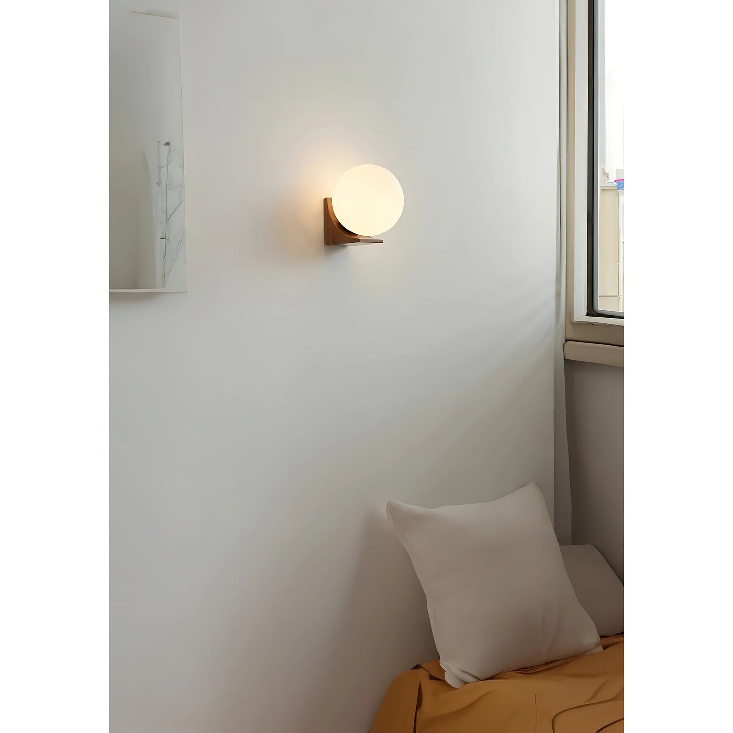 Wandlamp met Glazen Bol en Houten Beugel – Walnoot of Essenhout – Modern Landelijke Stijl