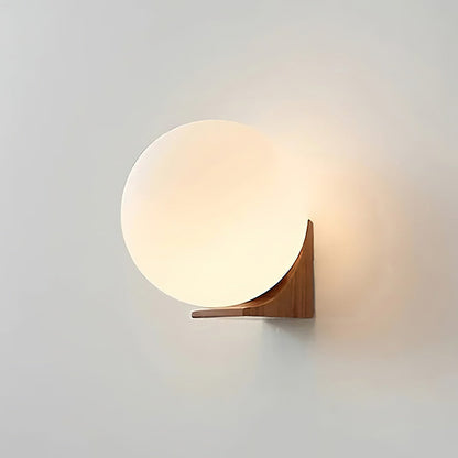 Wandlamp met Glazen Bol en Houten Beugel – Walnoot of Essenhout – Modern Landelijke Stijl