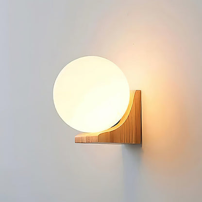 Wandlamp met Glazen Bol en Houten Beugel – Walnoot of Essenhout – Modern Landelijke Stijl