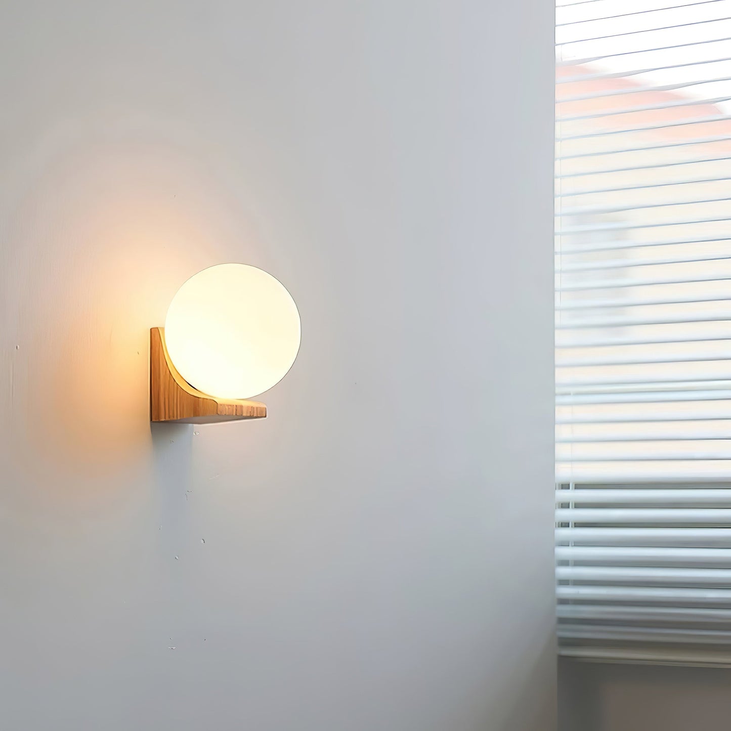 Wandlamp met Glazen Bol en Houten Beugel – Walnoot of Essenhout – Modern Landelijke Stijl
