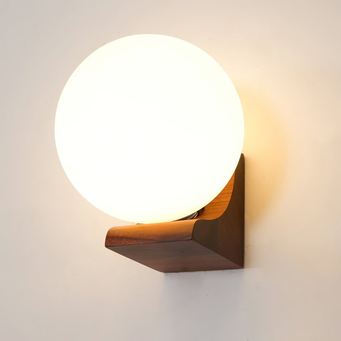 Wandlamp met Glazen Bol en Houten Beugel – Walnoot of Essenhout – Modern Landelijke Stijl