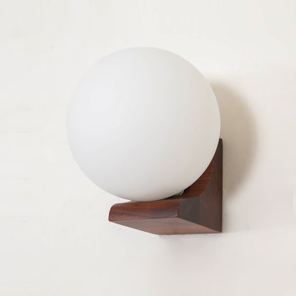 Wandlamp met Glazen Bol en Houten Beugel – Walnoot of Essenhout – Modern Landelijke Stijl