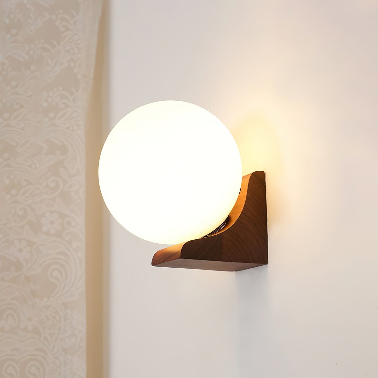 Wandlamp met Glazen Bol en Houten Beugel – Walnoot of Essenhout – Modern Landelijke Stijl