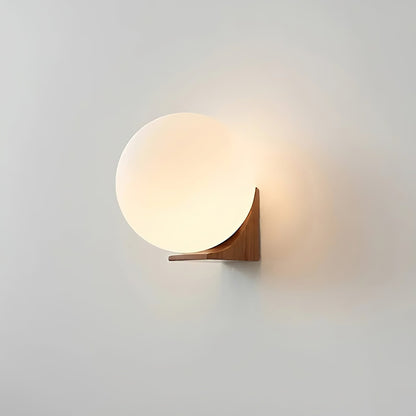 Wandlamp met Glazen Bol en Houten Beugel – Walnoot of Essenhout – Modern Landelijke Stijl