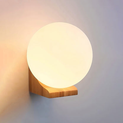 Wandlamp met Glazen Bol en Houten Beugel – Walnoot of Essenhout – Modern Landelijke Stijl