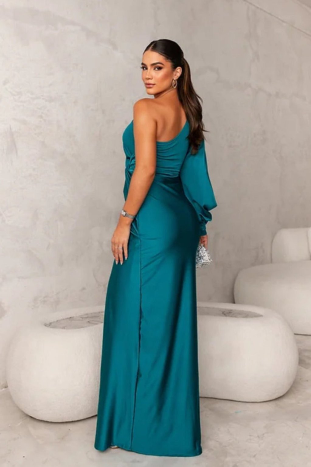 Evi | Elegante abito asimmetrico in raso 1