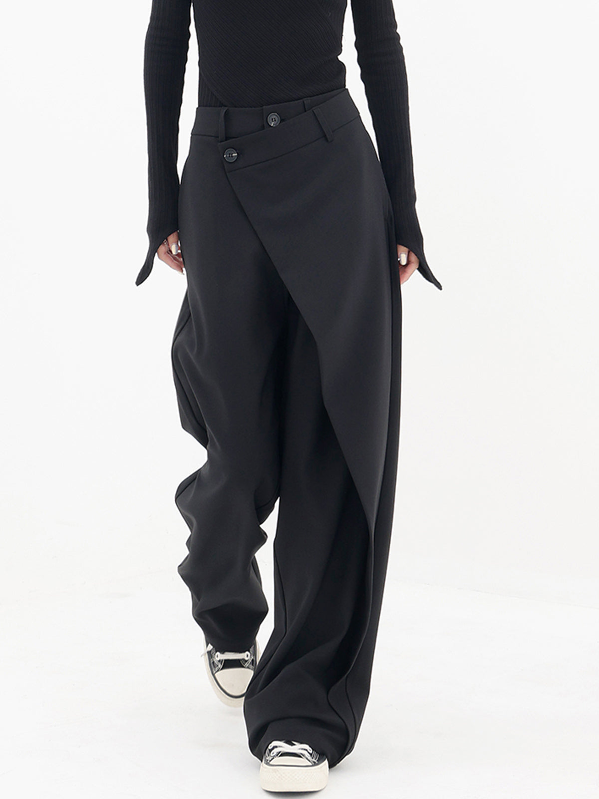 Stijlvolle zwarte wijde broek met een asymmetrisch ontwerp. De overlappende voorkant geeft een unieke en moderne uitstraling. Comfortabele pasvorm die perfect is voor zowel casual als formele looks.