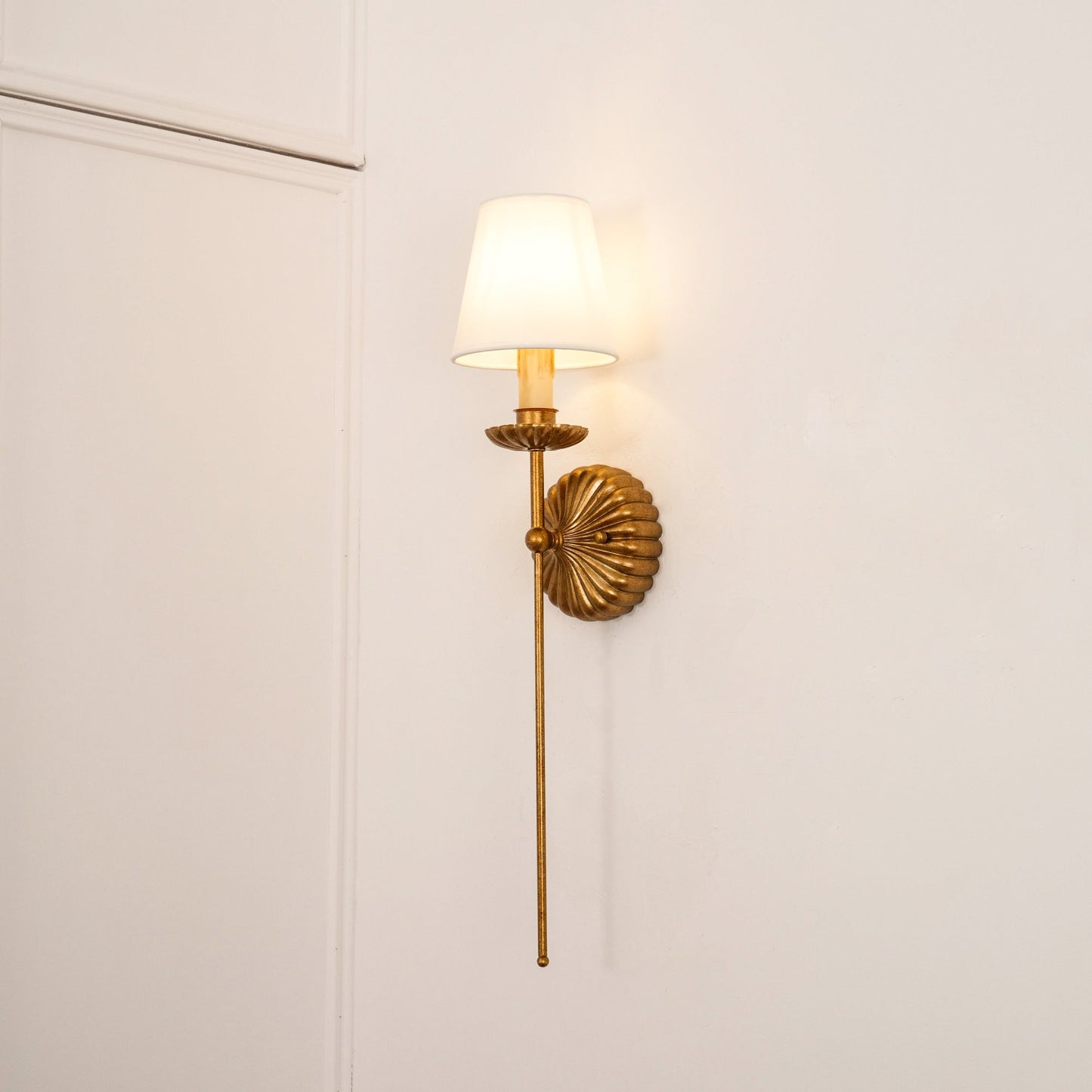 Luxe dubbele wandlamp met stoffen kap en antiek goud bladgoud afwerking voor hal en woonkamer