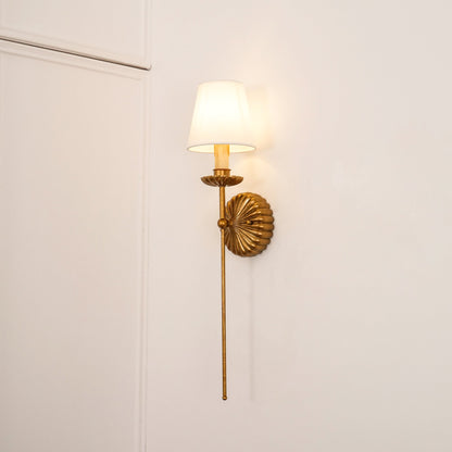 Luxe dubbele wandlamp met stoffen kap en antiek goud bladgoud afwerking voor hal en woonkamer