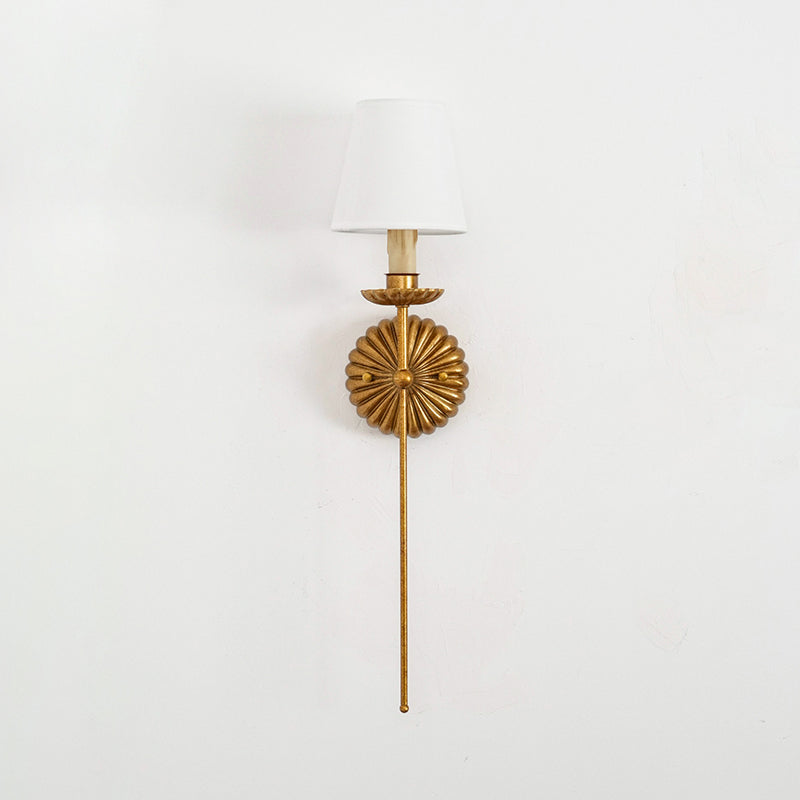 Luxe dubbele wandlamp met stoffen kap en antiek goud bladgoud afwerking voor hal en woonkamer