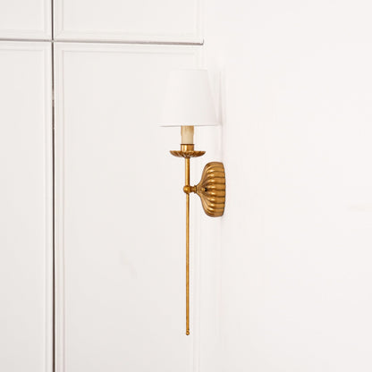Luxe dubbele wandlamp met stoffen kap en antiek goud bladgoud afwerking voor hal en woonkamer