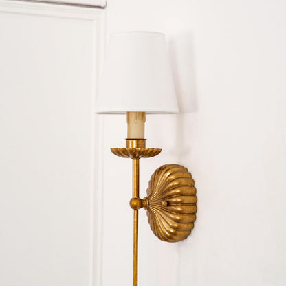 Luxe dubbele wandlamp met stoffen kap en antiek goud bladgoud afwerking voor hal en woonkamer