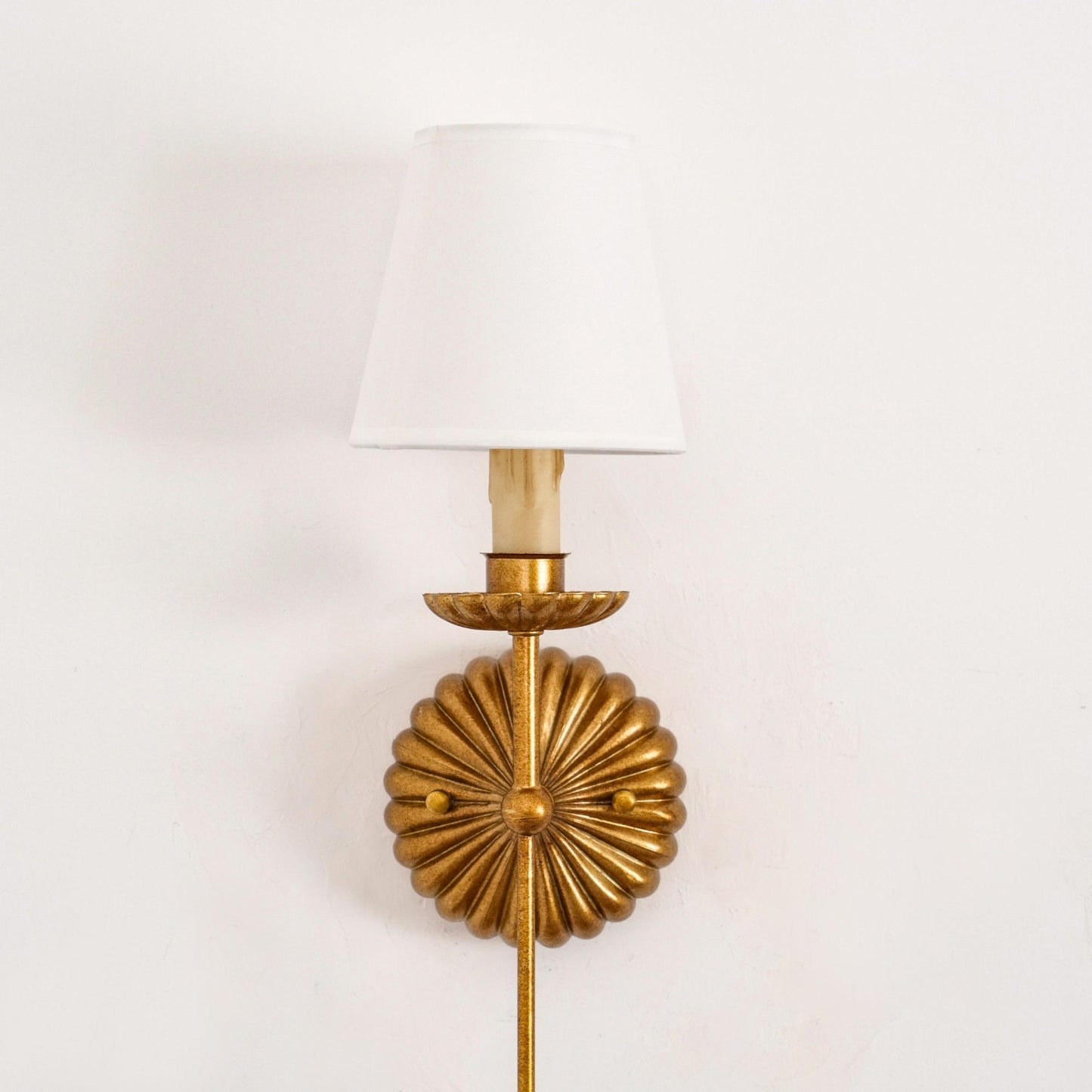 Luxe dubbele wandlamp met stoffen kap en antiek goud bladgoud afwerking voor hal en woonkamer