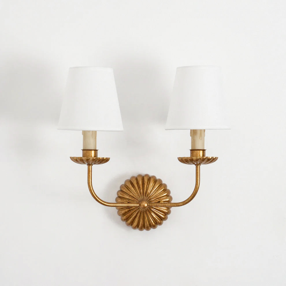 Luxe dubbele wandlamp met stoffen kap en antiek goud bladgoud afwerking voor hal en woonkamer