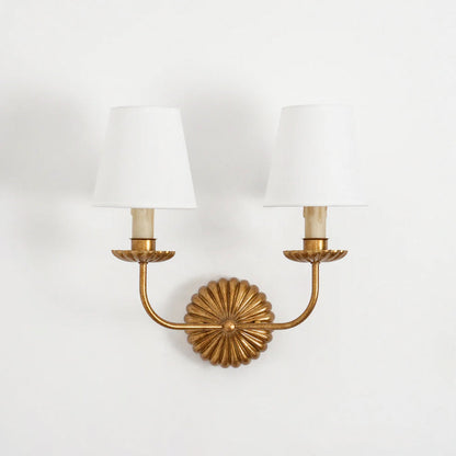 Luxe dubbele wandlamp met stoffen kap en antiek goud bladgoud afwerking voor hal en woonkamer