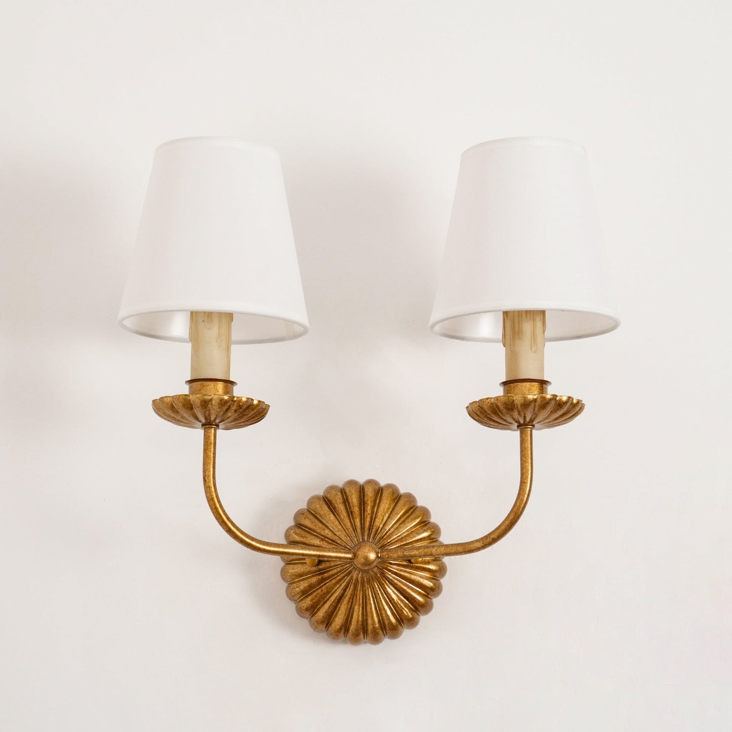 Luxe dubbele wandlamp met stoffen kap en antiek goud bladgoud afwerking voor hal en woonkamer