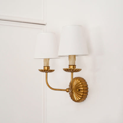 Luxe dubbele wandlamp met stoffen kap en antiek goud bladgoud afwerking voor hal en woonkamer