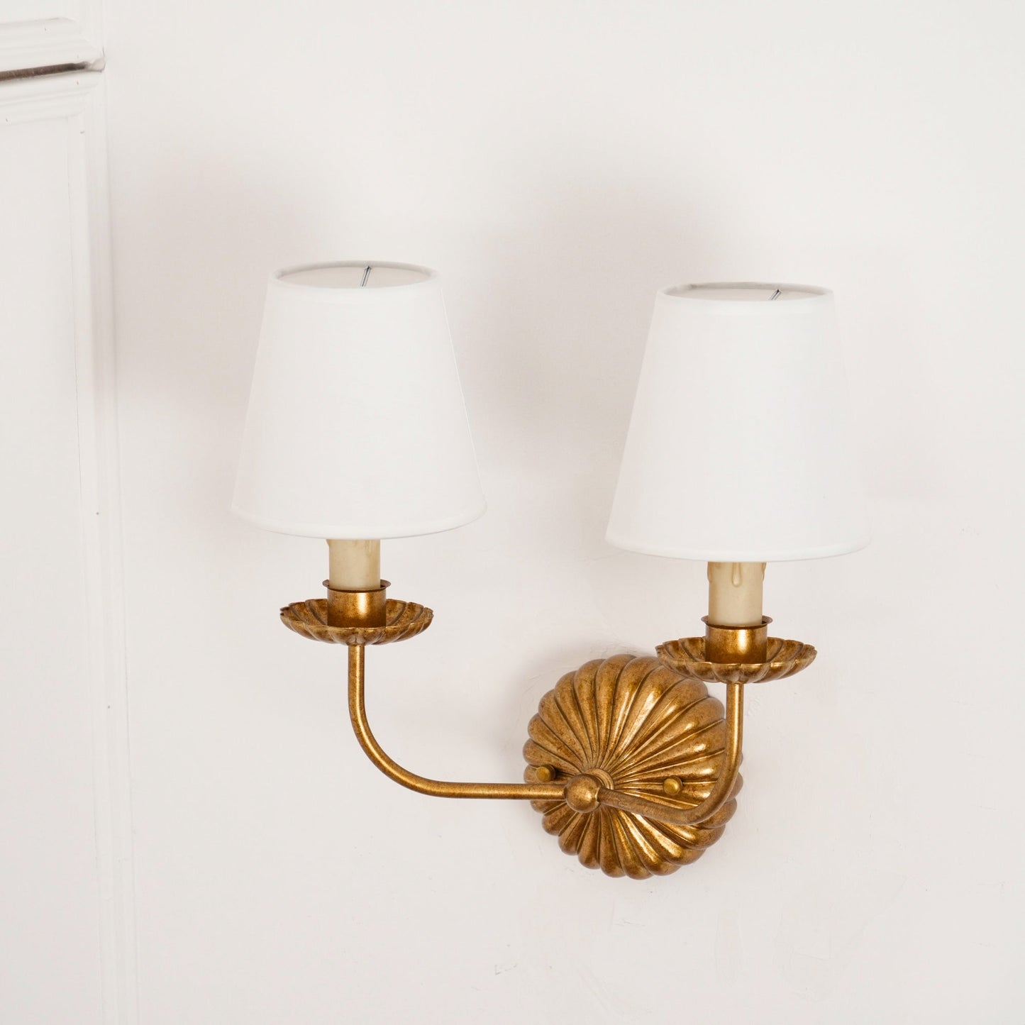 Luxe dubbele wandlamp met stoffen kap en antiek goud bladgoud afwerking voor hal en woonkamer