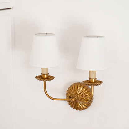 Luxe dubbele wandlamp met stoffen kap en antiek goud bladgoud afwerking voor hal en woonkamer