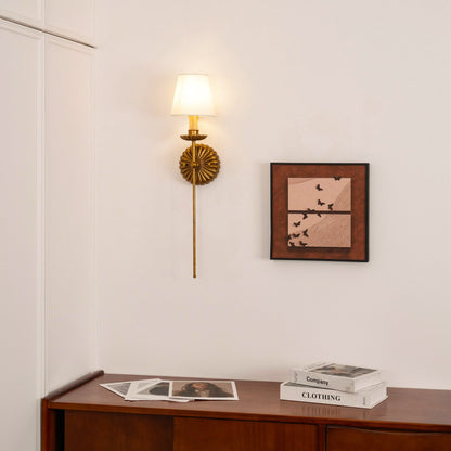 Luxe dubbele wandlamp met stoffen kap en antiek goud bladgoud afwerking voor hal en woonkamer
