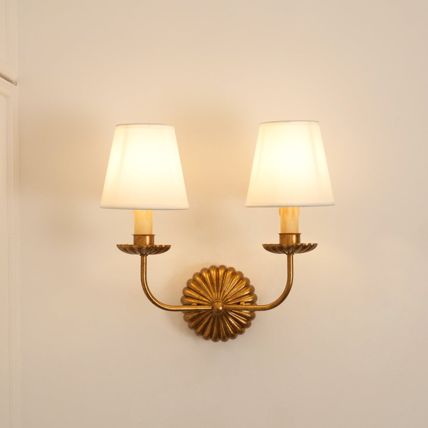 Luxe dubbele wandlamp met stoffen kap en antiek goud bladgoud afwerking voor hal en woonkamer