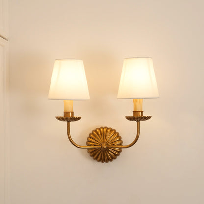 Luxe dubbele wandlamp met stoffen kap en antiek goud bladgoud afwerking voor hal en woonkamer