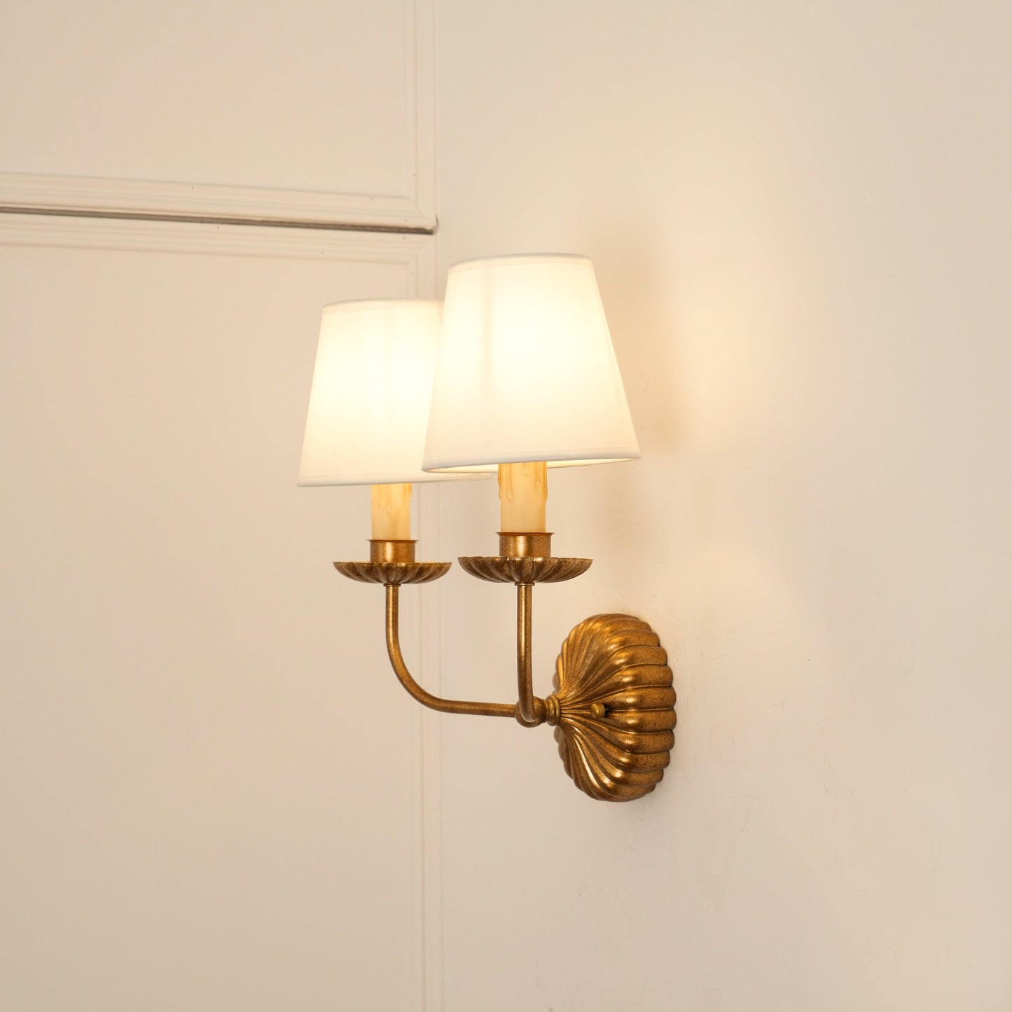 Luxe dubbele wandlamp met stoffen kap en antiek goud bladgoud afwerking voor hal en woonkamer