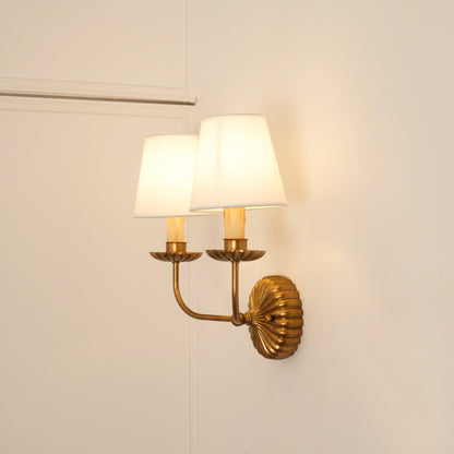 Luxe dubbele wandlamp met stoffen kap en antiek goud bladgoud afwerking voor hal en woonkamer