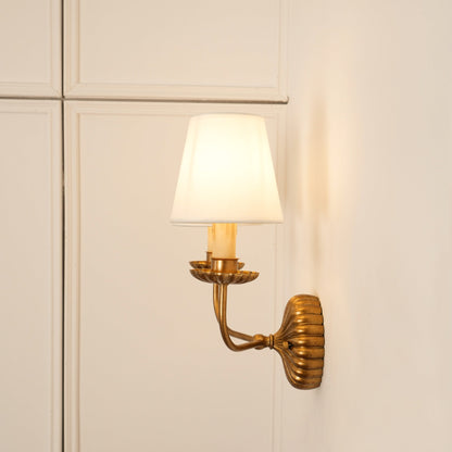 Luxe dubbele wandlamp met stoffen kap en antiek goud bladgoud afwerking voor hal en woonkamer