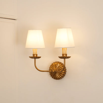 Luxe dubbele wandlamp met stoffen kap en antiek goud bladgoud afwerking voor hal en woonkamer