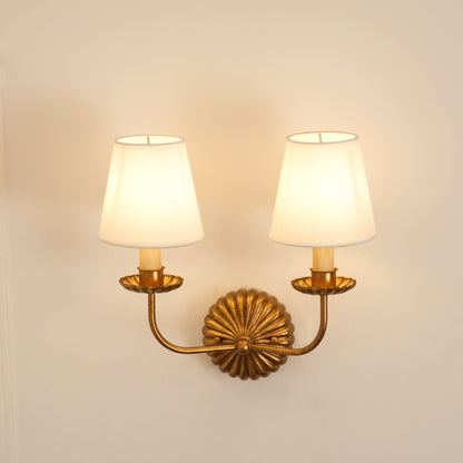 Luxe dubbele wandlamp met stoffen kap en antiek goud bladgoud afwerking voor hal en woonkamer