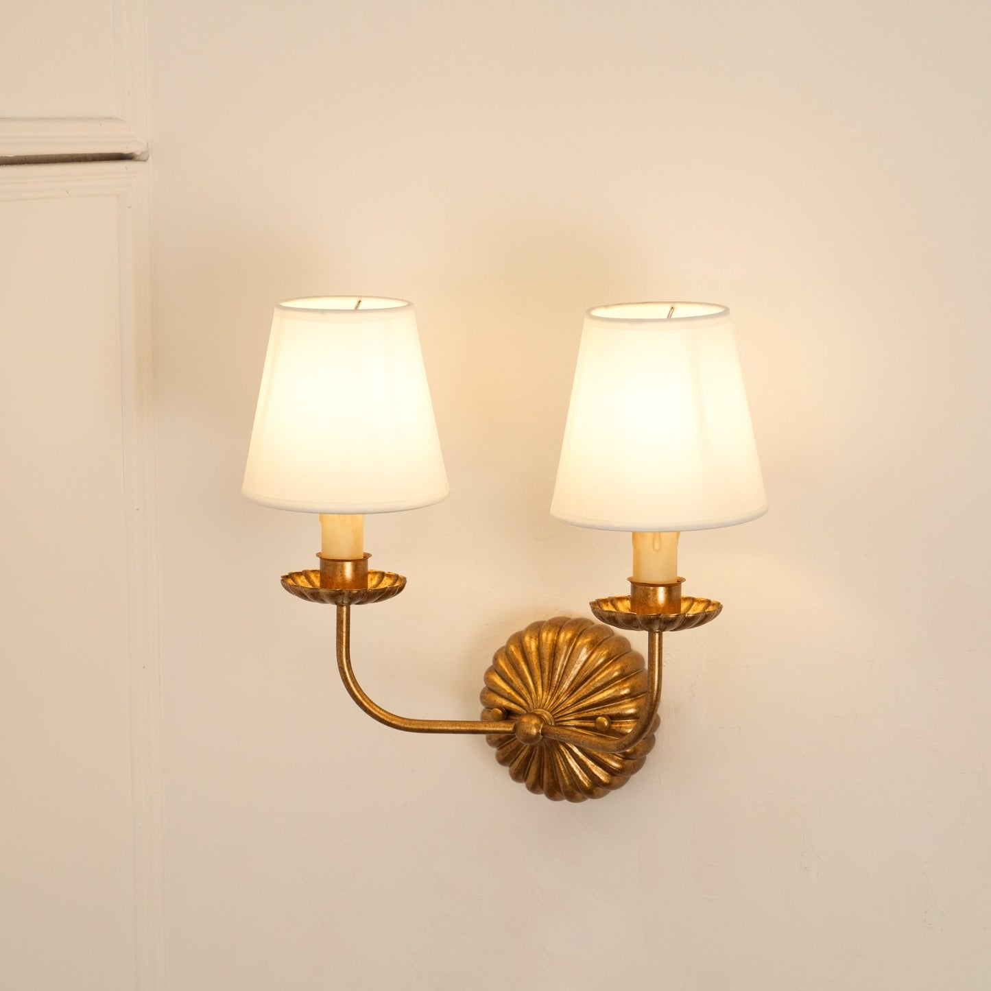 Luxe dubbele wandlamp met stoffen kap en antiek goud bladgoud afwerking voor hal en woonkamer