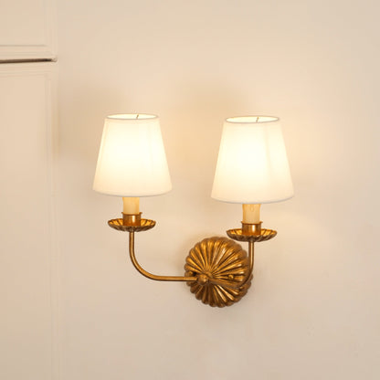 Luxe dubbele wandlamp met stoffen kap en antiek goud bladgoud afwerking voor hal en woonkamer
