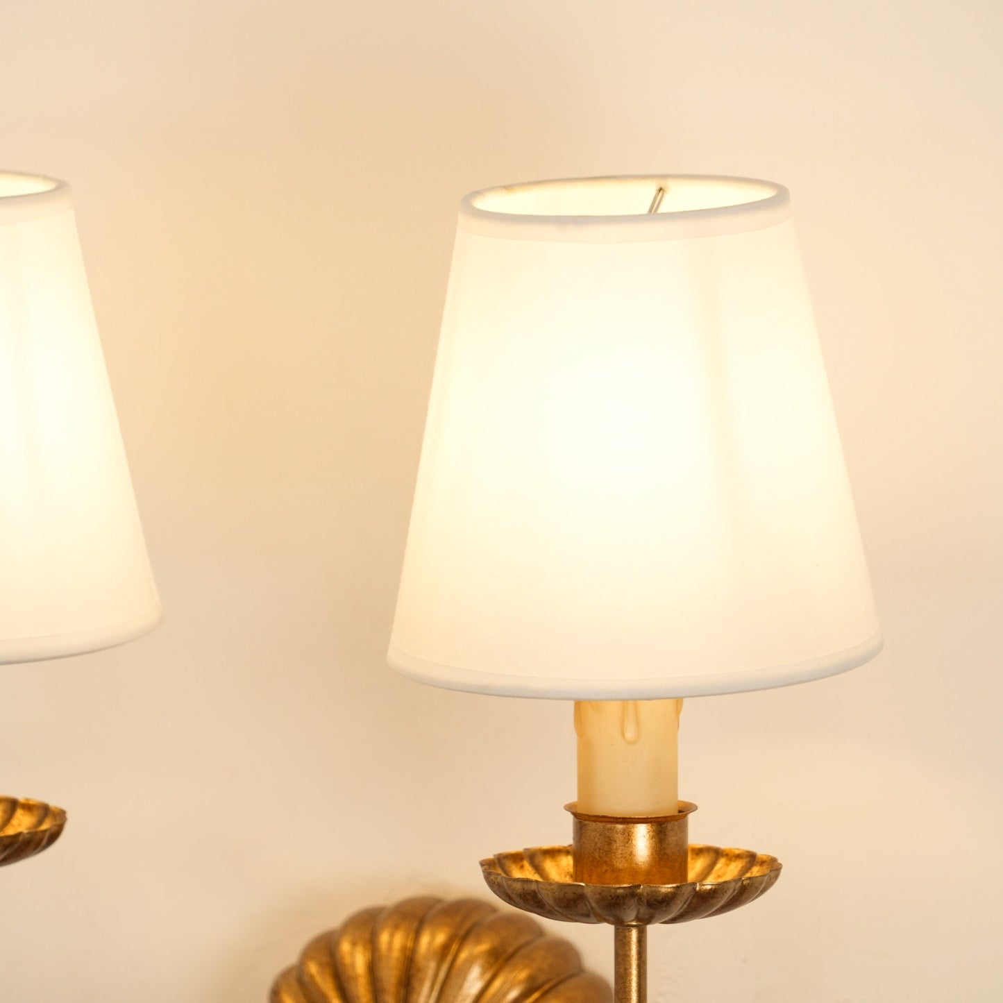 Luxe dubbele wandlamp met stoffen kap en antiek goud bladgoud afwerking voor hal en woonkamer