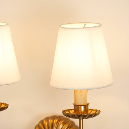 Luxe dubbele wandlamp met stoffen kap en antiek goud bladgoud afwerking voor hal en woonkamer