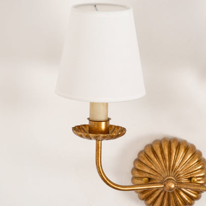 Luxe dubbele wandlamp met stoffen kap en antiek goud bladgoud afwerking voor hal en woonkamer