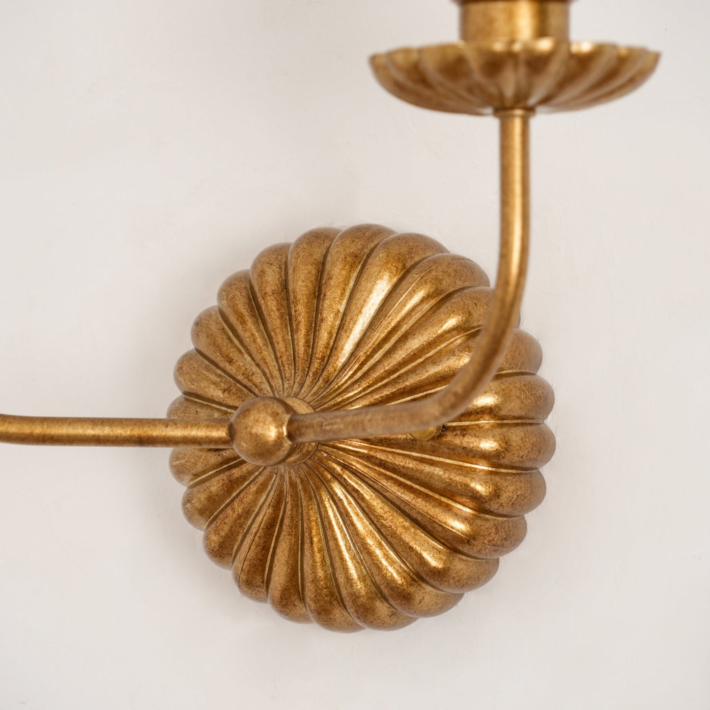 Luxe dubbele wandlamp met stoffen kap en antiek goud bladgoud afwerking voor hal en woonkamer