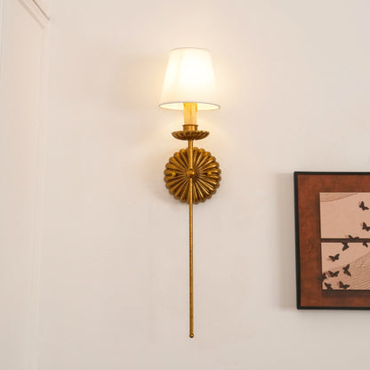 Luxe dubbele wandlamp met stoffen kap en antiek goud bladgoud afwerking voor hal en woonkamer