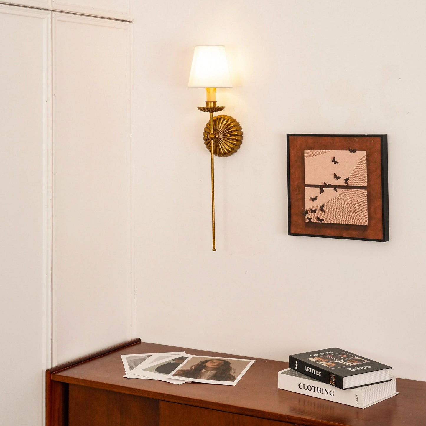 Luxe dubbele wandlamp met stoffen kap en antiek goud bladgoud afwerking voor hal en woonkamer