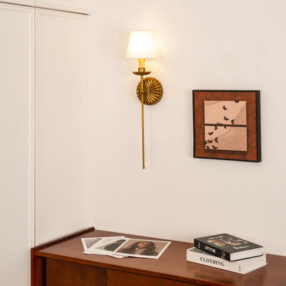 Luxe dubbele wandlamp met stoffen kap en antiek goud bladgoud afwerking voor hal en woonkamer
