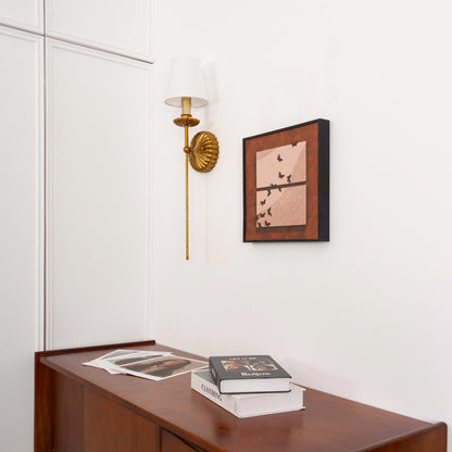 Luxe dubbele wandlamp met stoffen kap en antiek goud bladgoud afwerking voor hal en woonkamer