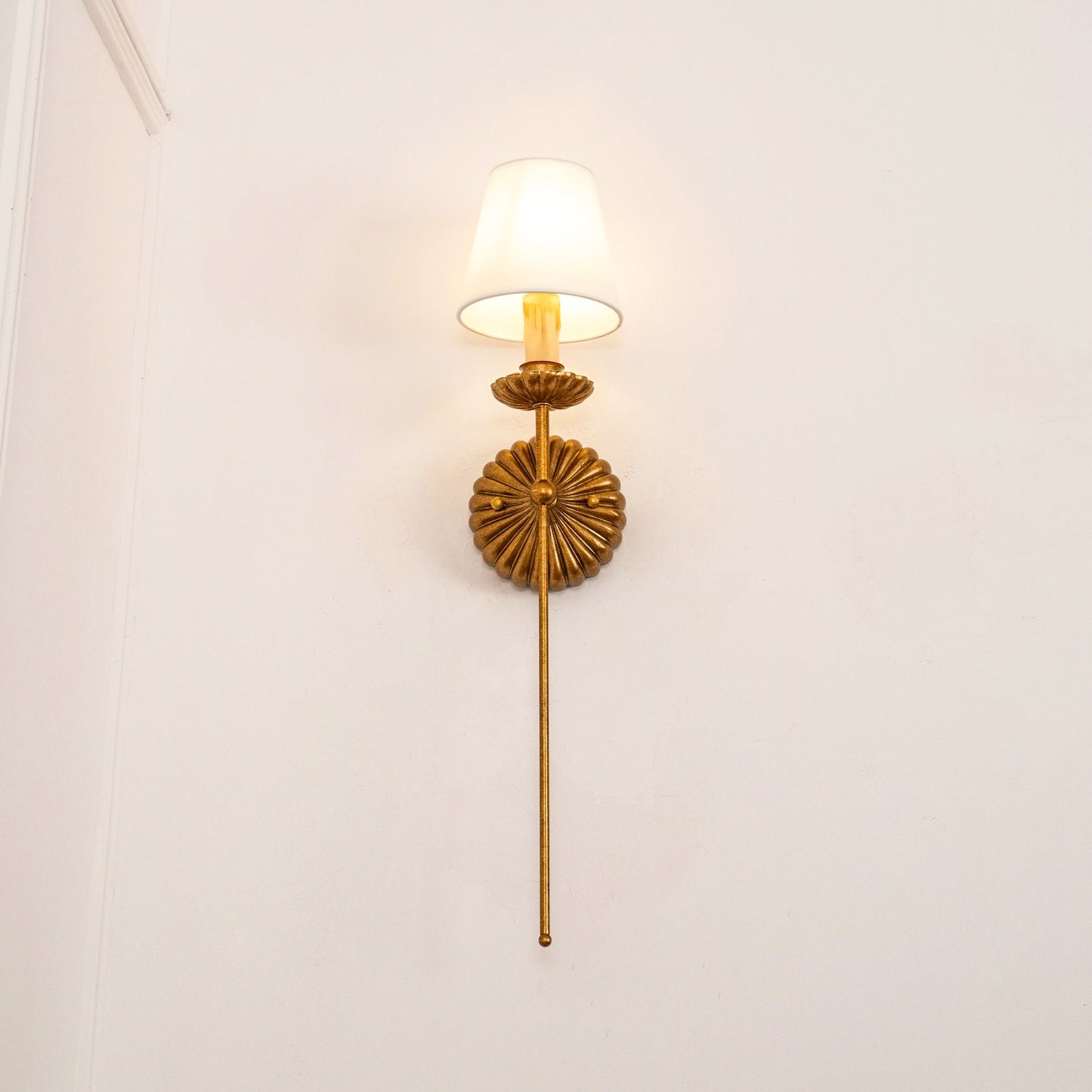 Luxe dubbele wandlamp met stoffen kap en antiek goud bladgoud afwerking voor hal en woonkamer