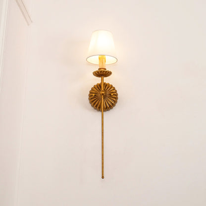 Luxe dubbele wandlamp met stoffen kap en antiek goud bladgoud afwerking voor hal en woonkamer