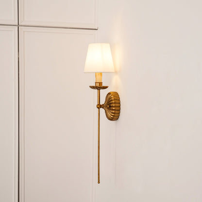 Luxe dubbele wandlamp met stoffen kap en antiek goud bladgoud afwerking voor hal en woonkamer