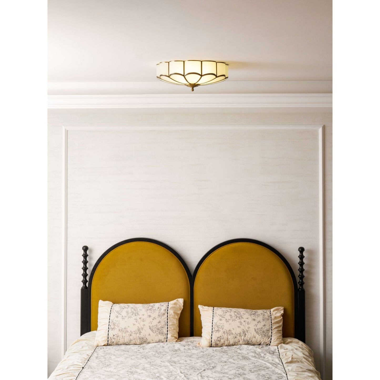 Bloemvormige Glazen Plafondlamp met Messing Afwerking – Postmodern Design met 3,4 of 6 Lichtpunten