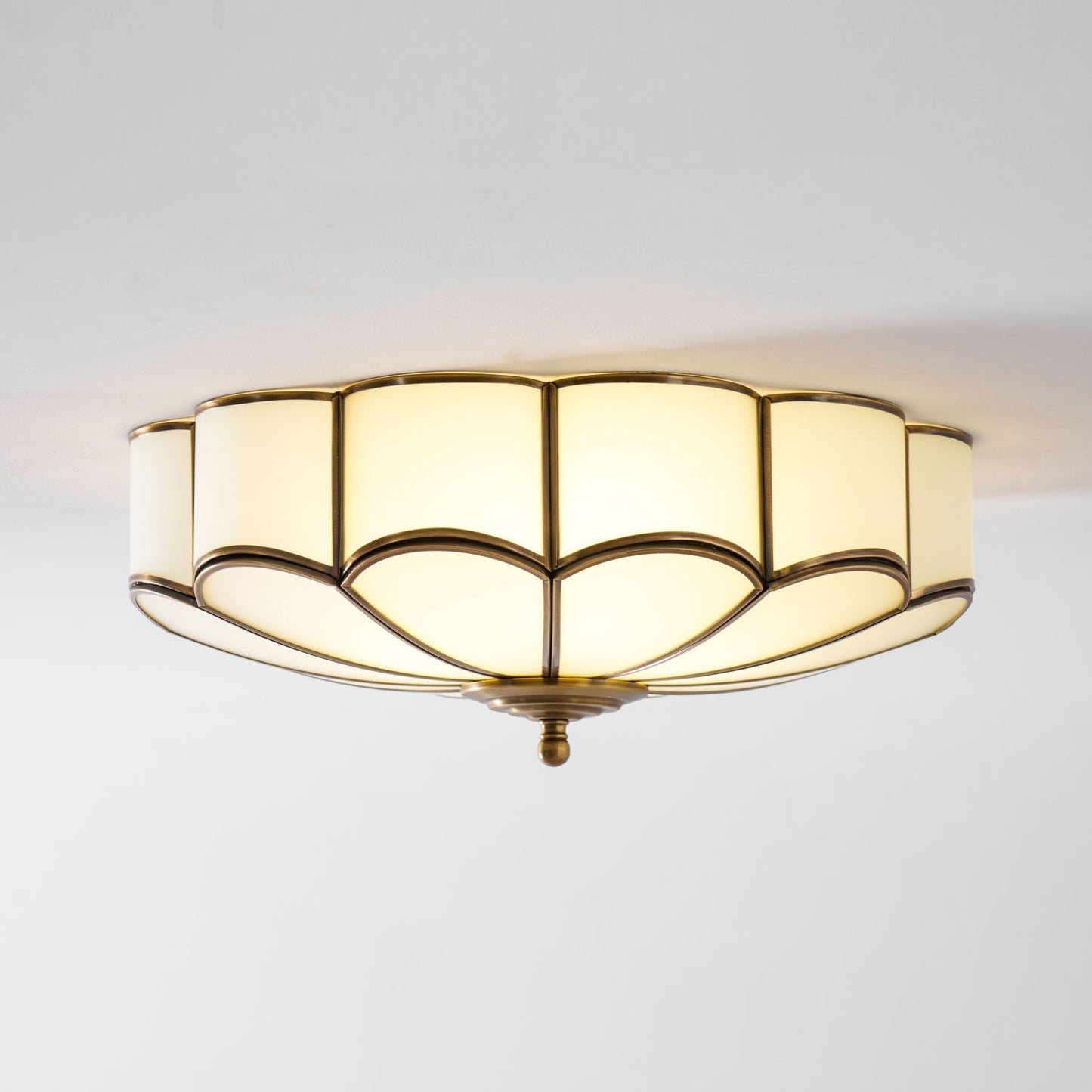 Bloemvormige Glazen Plafondlamp met Messing Afwerking – Postmodern Design met 3,4 of 6 Lichtpunten
