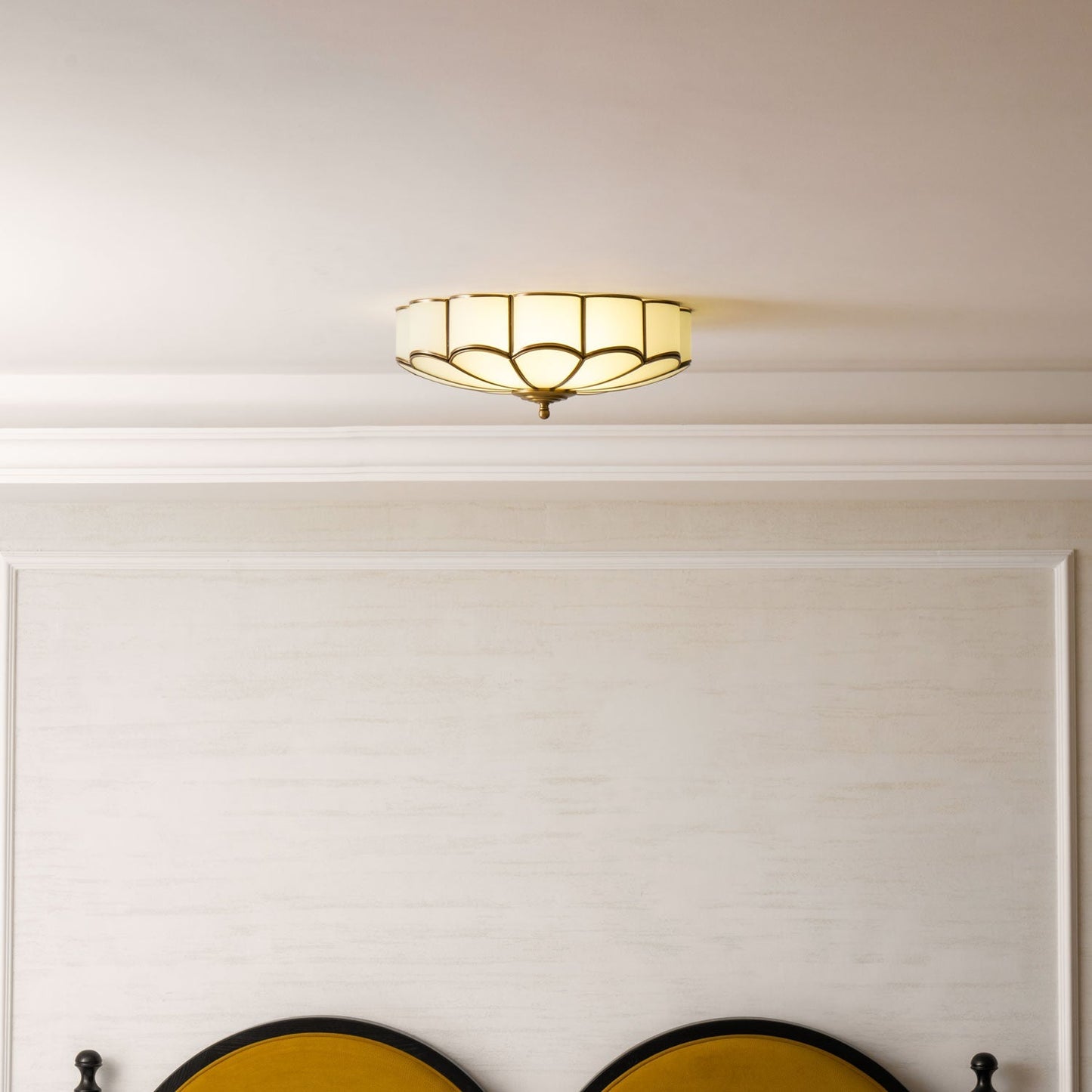Bloemvormige Glazen Plafondlamp met Messing Afwerking – Postmodern Design met 3,4 of 6 Lichtpunten