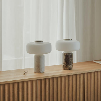 Oplaadbare Marmeren Tafellamp met Opaalglaskapje – Dimbaar Draadloos Sfeerlicht met Natuursteen Basis voor Woonkamer Slaapkamer Luxe Interieur
