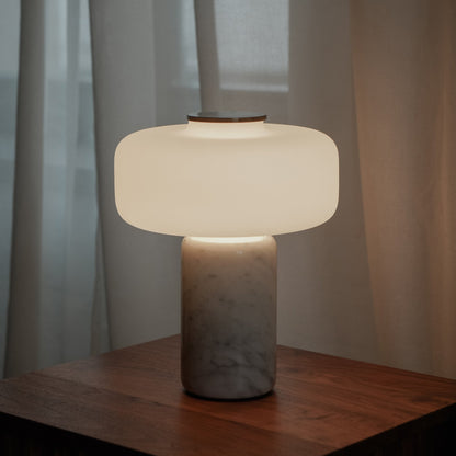 Oplaadbare Marmeren Tafellamp met Opaalglaskapje – Dimbaar Draadloos Sfeerlicht met Natuursteen Basis voor Woonkamer Slaapkamer Luxe Interieur
