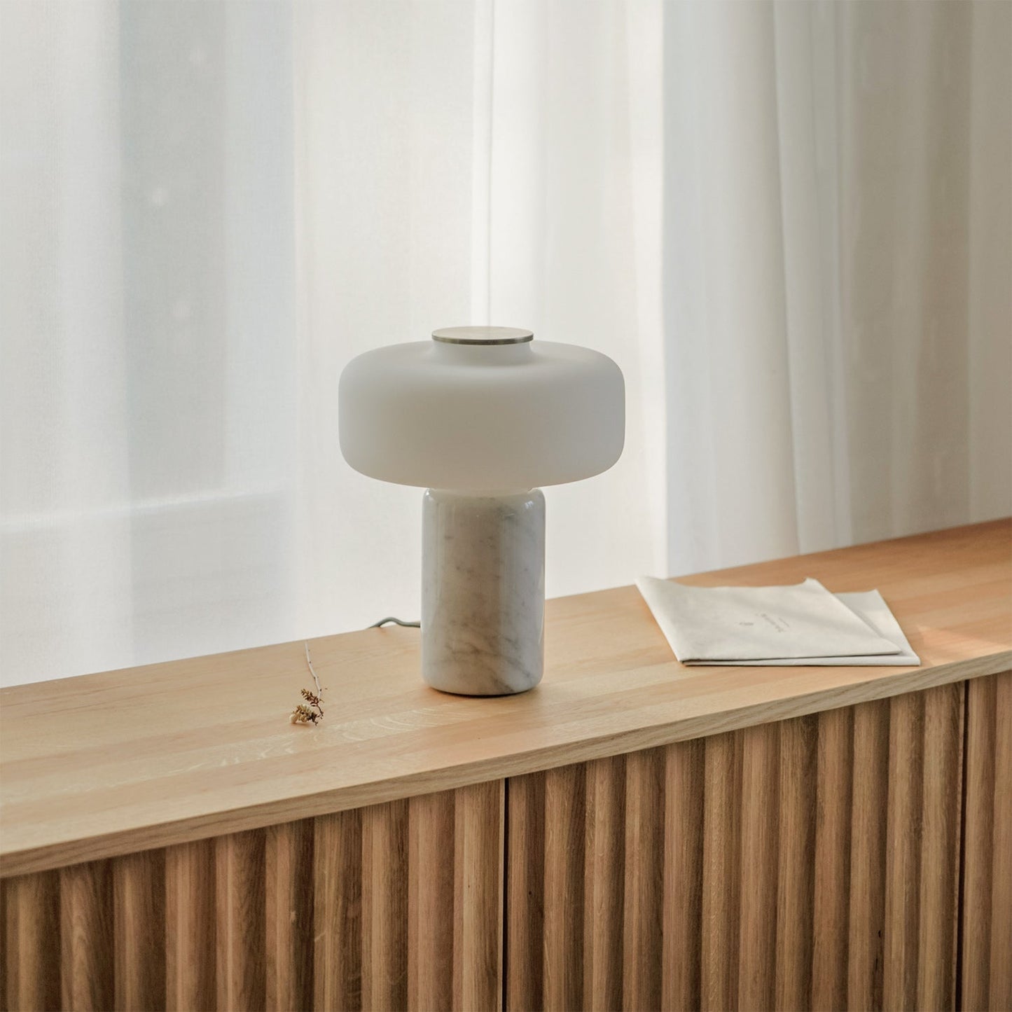 Oplaadbare Marmeren Tafellamp met Opaalglaskapje – Dimbaar Draadloos Sfeerlicht met Natuursteen Basis voor Woonkamer Slaapkamer Luxe Interieur